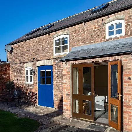 Morton House - 7 Brm With Private Courtyard And Stable Block Sleeps 2-14 Flexible Pricing For Every Group Size Feriehus