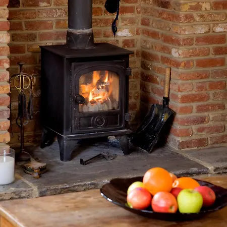 Morton House - 7 Brm With Private Courtyard And Stable Block Sleeps 2-14 Flexible Pricing For Every Group Size