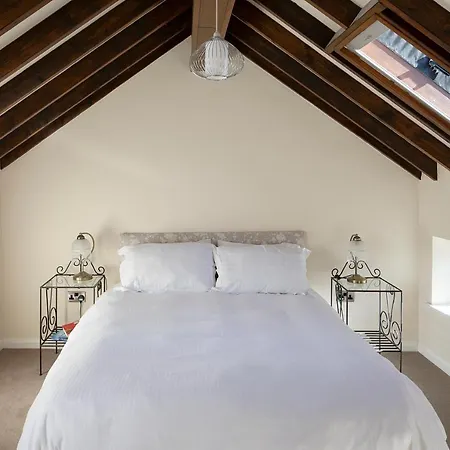 Morton House - 7 Brm With Private Courtyard And Stable Block Sleeps 2-14 Flexible Pricing For Every Group Size * Masham