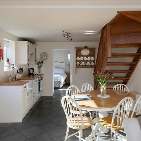 Morton House - 7 Brm With Private Courtyard And Stable Block Sleeps 2-14 Flexible Pricing For Every Group Size Feriehus