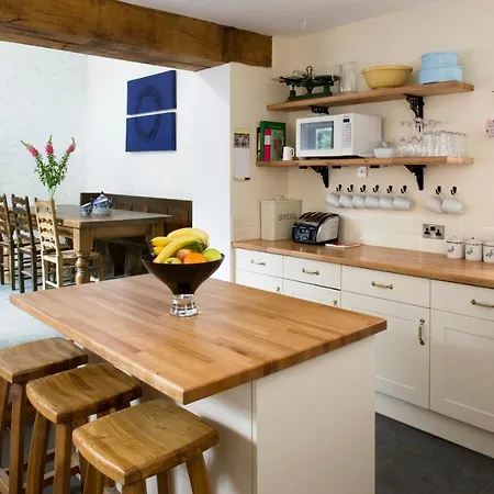 Morton House - 7 Brm With Private Courtyard And Stable Block Sleeps 2-14 Flexible Pricing For Every Group Size Feriehus